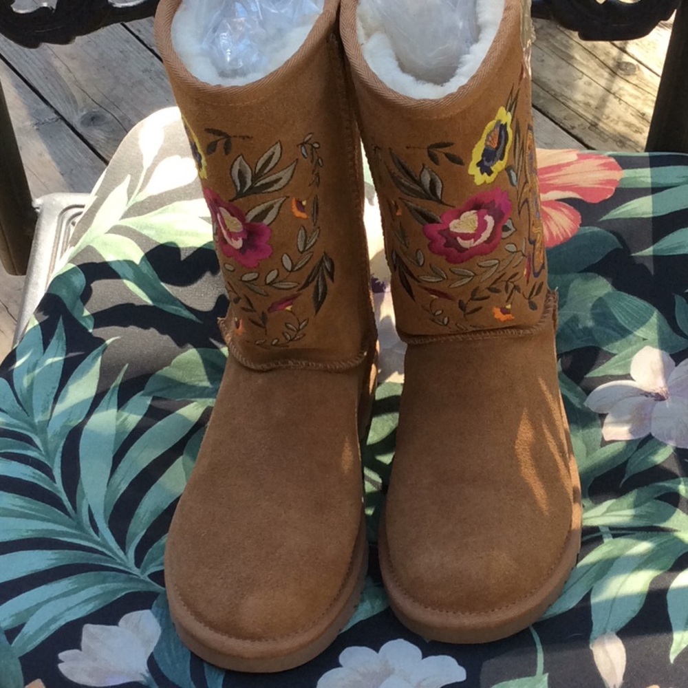 UGG Juliette Tan embroidered boots EUC US 6 As New - Picture 1 of 10